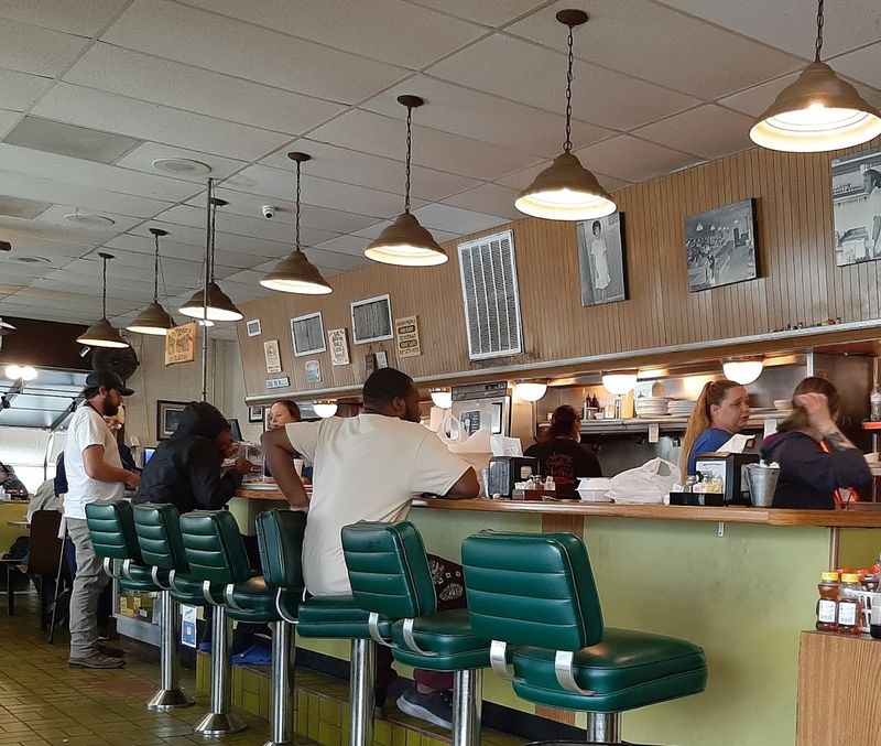 A Dining Room With Old-School Southern Character