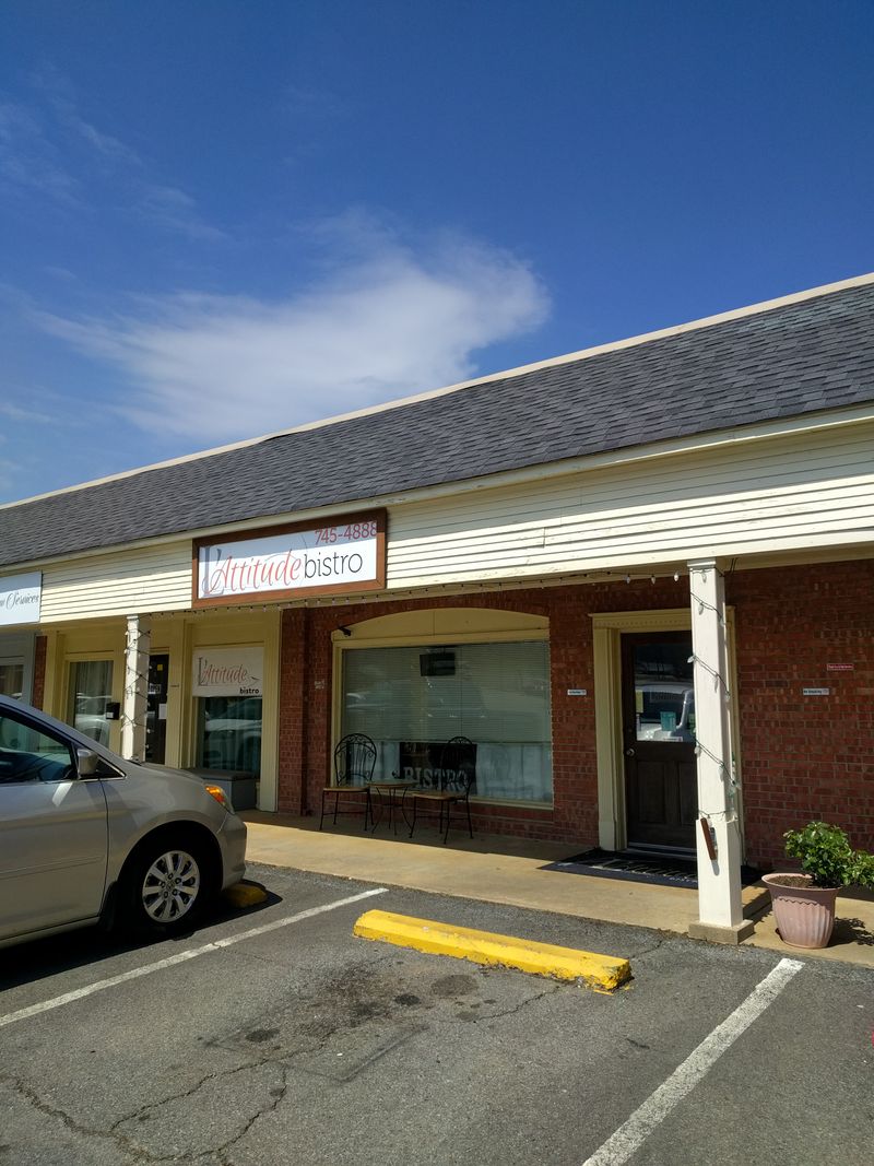 L'Attitude Bistro, Clinton