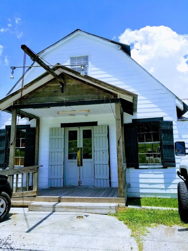 Roberto's River Road Restaurant