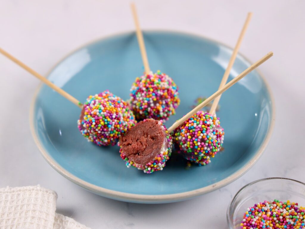 red velvet cake pops