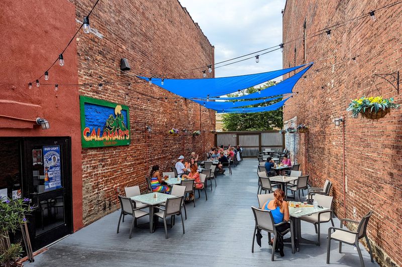 Calamari's | Squid Row Has Downtown Swagger Calamari's | Squid Row Has Downtown Swagger