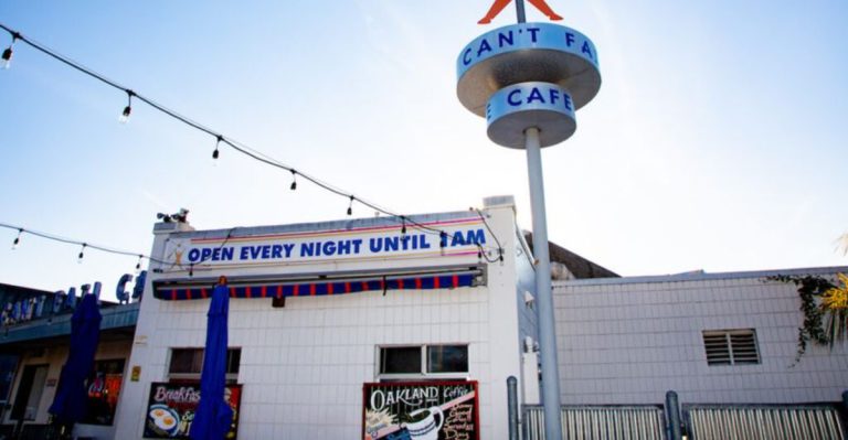 Californians Travel Miles Just To Experience This Legendary Retro Diner