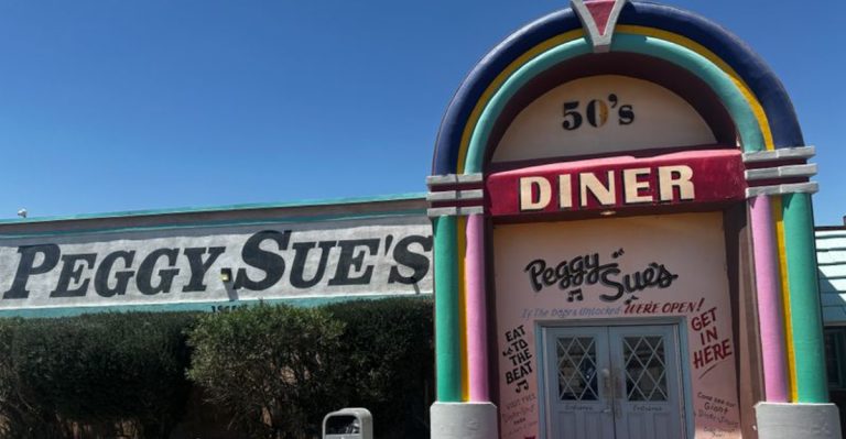 Californians Travel Miles To Experience This Legendary Retro Diner