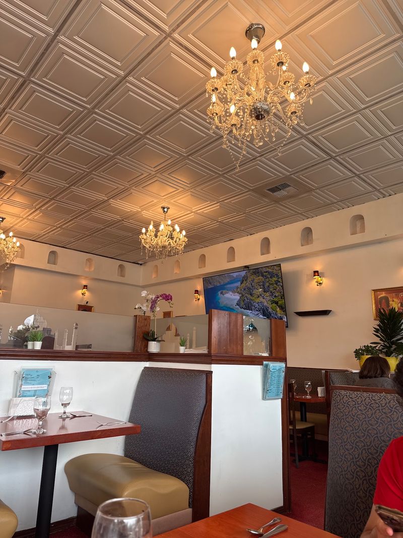 Calm, Clean Dining Room You Can Relax In