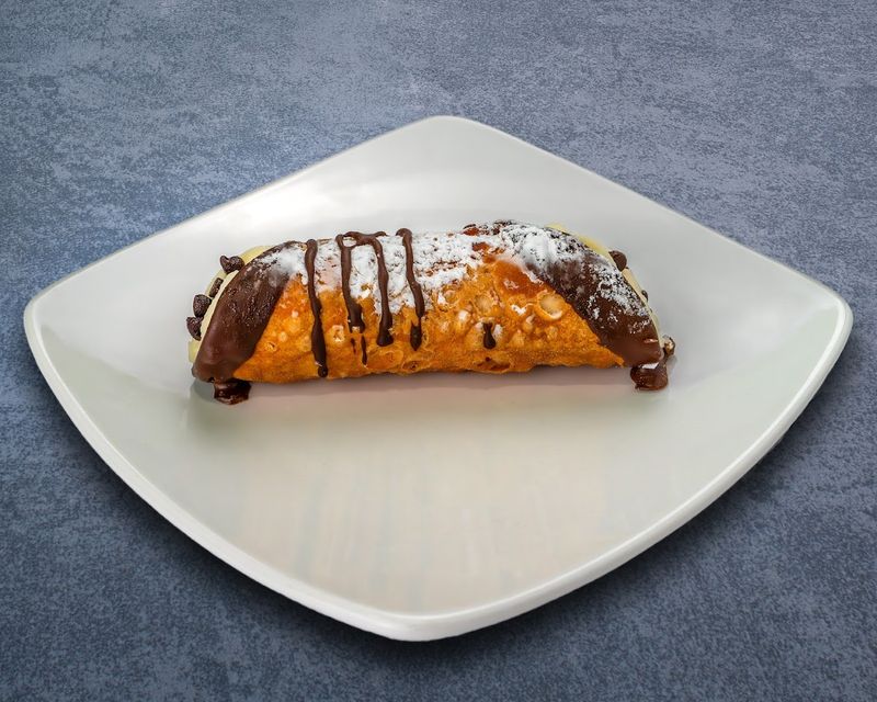 Cannoli Cake That Proves Fusion Desserts Can Be Pure Magic