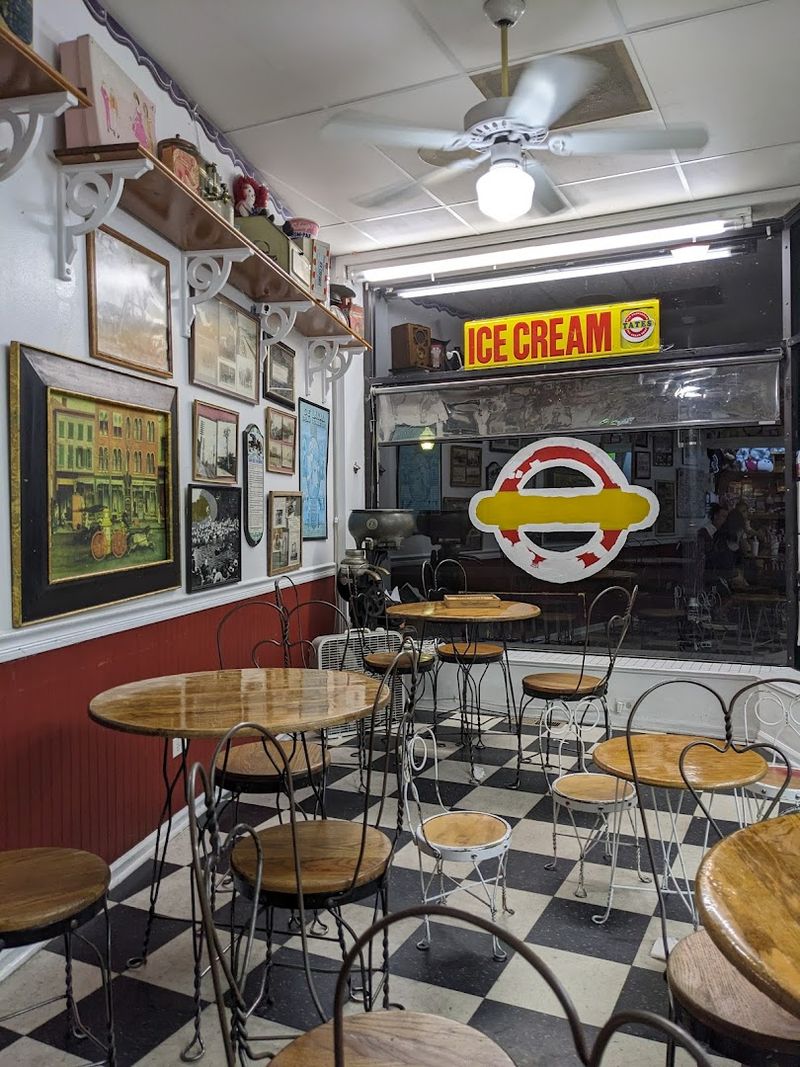Tate's Old Fashioned Ice Cream Shop - La Grange