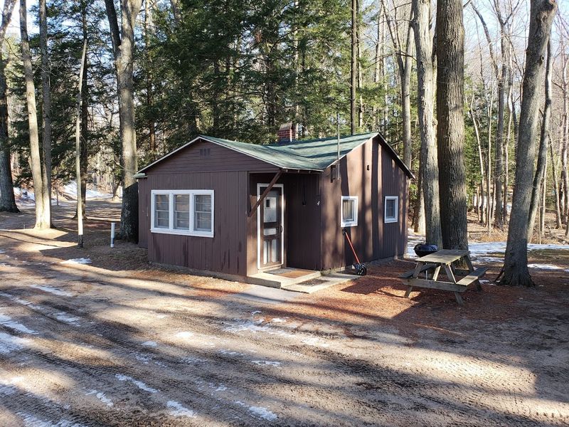 Pine Lake Cabins, Wellston