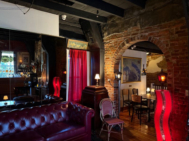 Intimate Dining Room Creates Perfect Acoustics