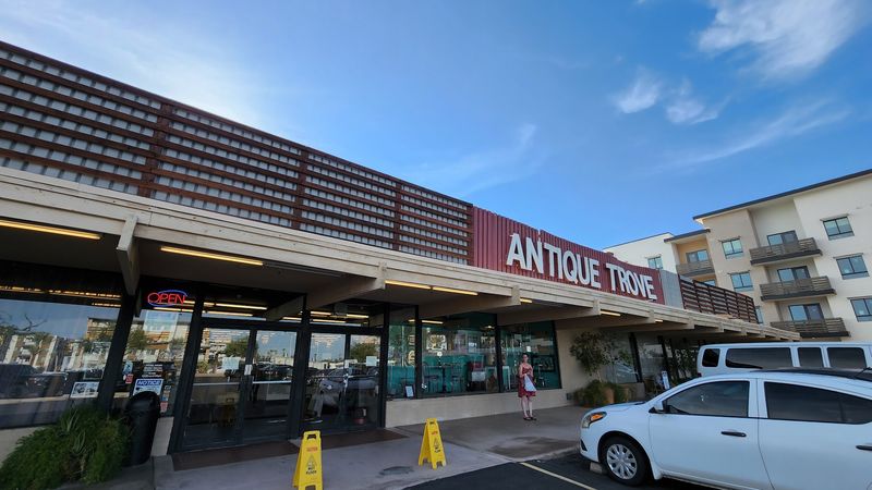 Ceramics, Pottery, And Vintage Glassware