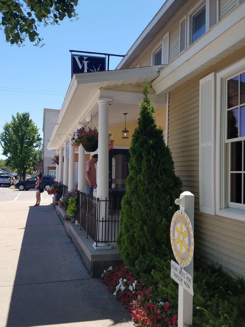 Suttons Bay – Small Country Village With a Christmas Market