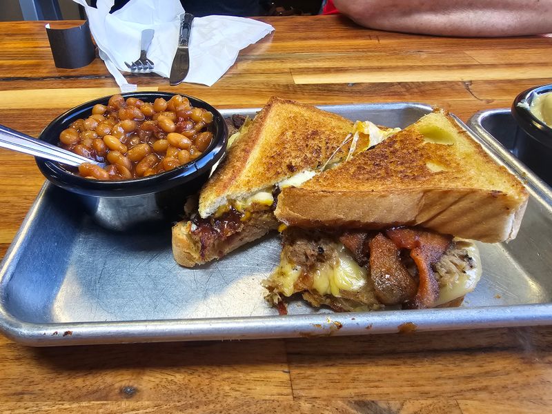 Pauly's BBQ – Arthur
