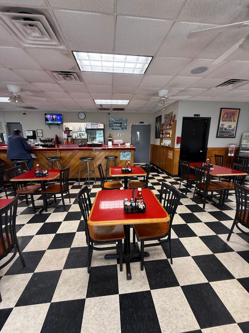 Charlie's Diner: Where Philips Highway Gets Fed