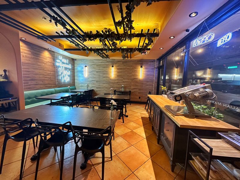Charming Ambiance For Dates And Celebrations