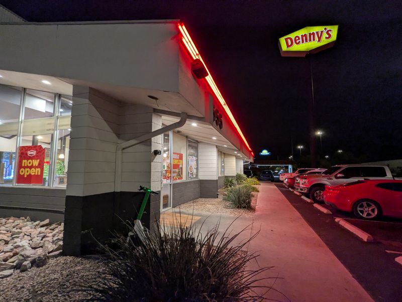 Denny's (555 N Freeway)