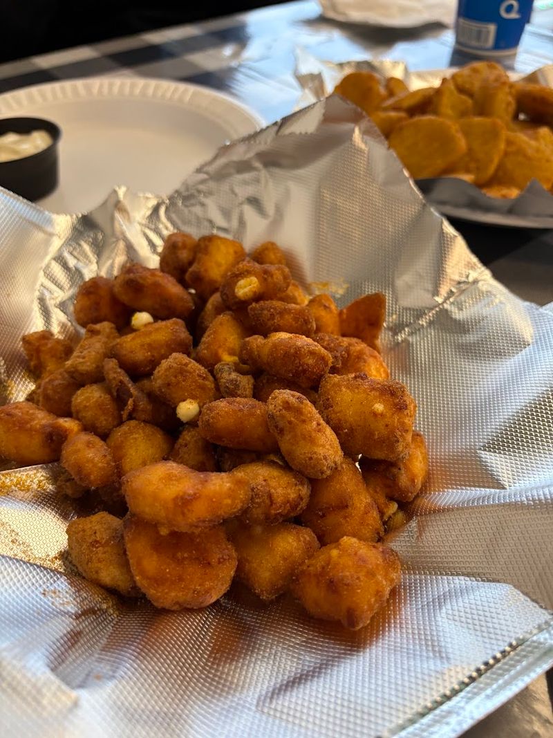 Cheese Curds, Fries, And The Sides That Keep Visitors Ordering More
