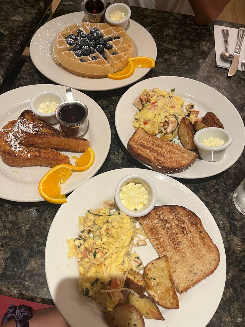 Mother's Bistro & Bar – Portland