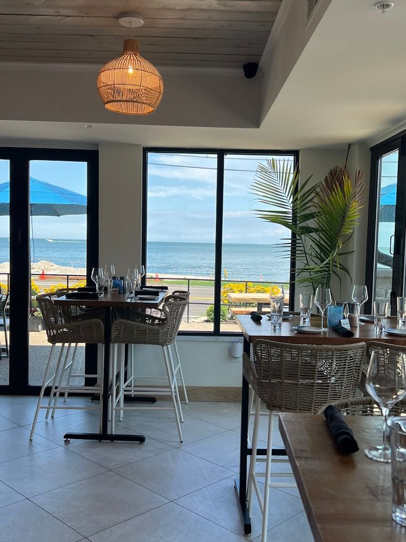 Wave Lakeside Dining, Lakeside Marblehead