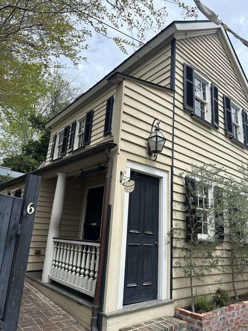 Chez Nous, Charleston