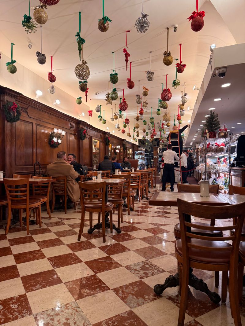 Cannoli, Ferrara Bakery & Cafe
