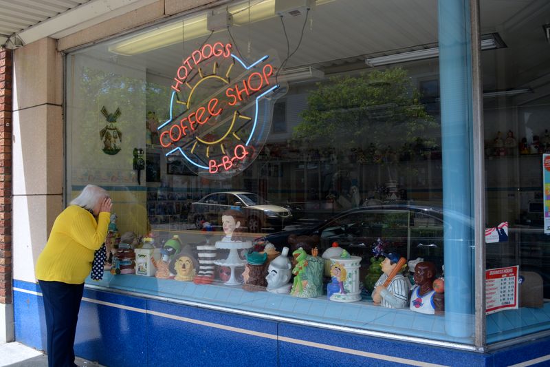 Van's Pastry Shoppe: Sweet Sixties Sensation