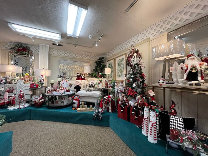 Christmas Never Clocks Out At This Sprawling Holiday Hideaway Christmas Never Clocks Out At This Sprawling Holiday Hideaway