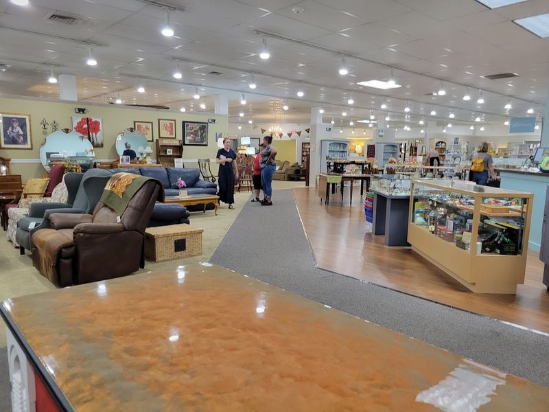 Re-Uzit Shop of New Holland, New Holland