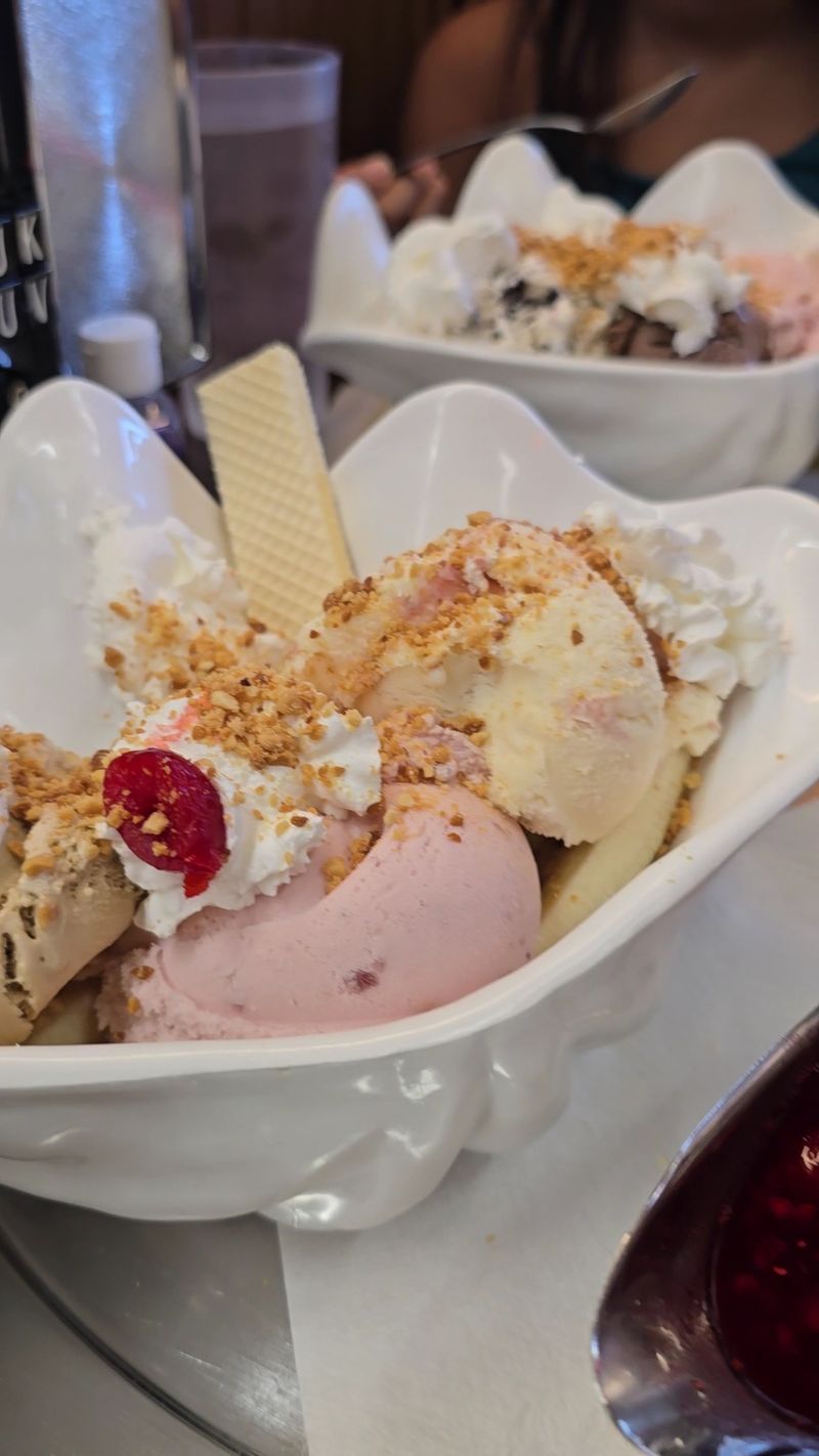 Clamshell Sundaes Built For Sharing Clamshell Sundaes Built For Sharing