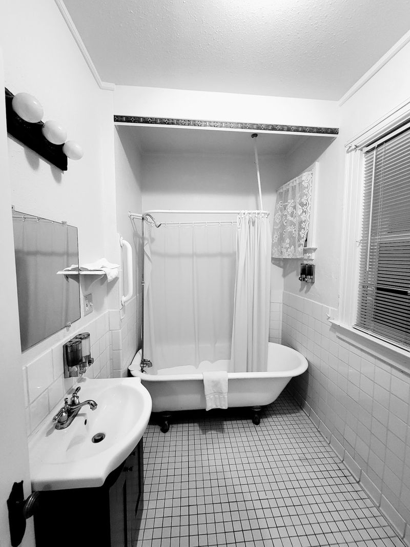 Claw-Foot Tubs And Rooms With Their Own Personalities Claw-Foot Tubs And Rooms With Their Own Personalities