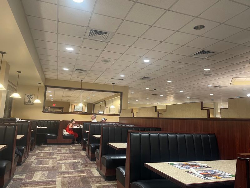 Clean Rooms, Friendly Staff, No Fans Blowing On You