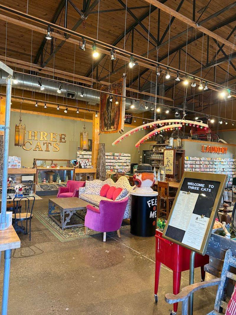 Three Cats Restaurant, Clawson