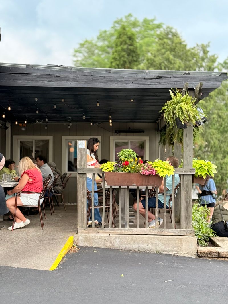 Cozy Atmosphere That Balances Contemporary and Comfort