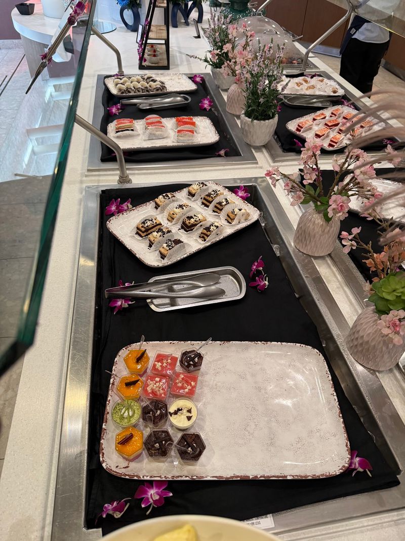 Cold Seafood Fans Get A Raw Bar Worth Lingering Over