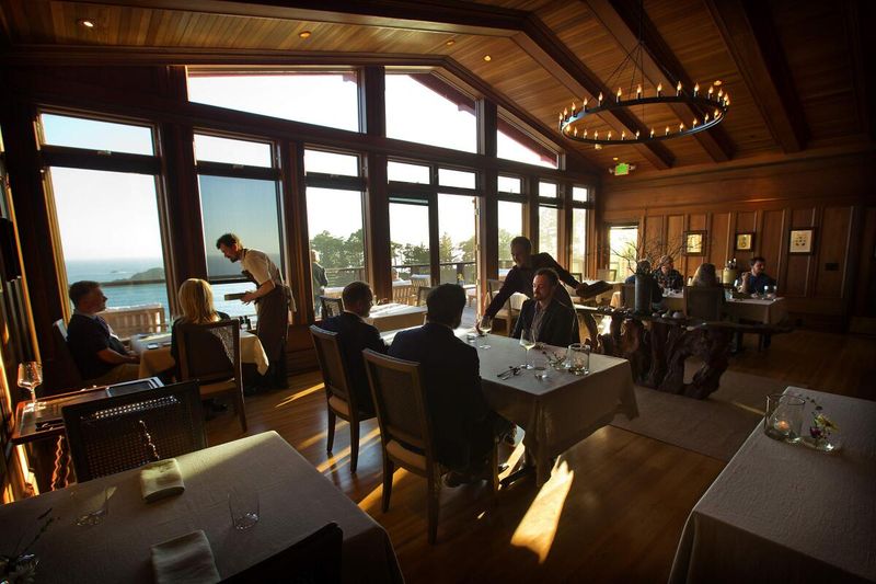 Harbor House: Elk's Cliff-Clinging Seafood Sanctuary