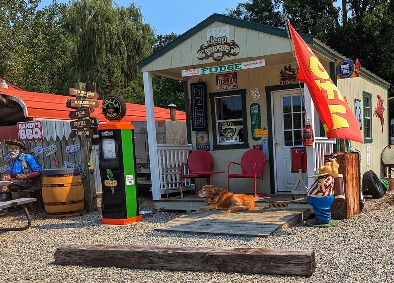 Come Ready For A Quirky Roadside Atmosphere