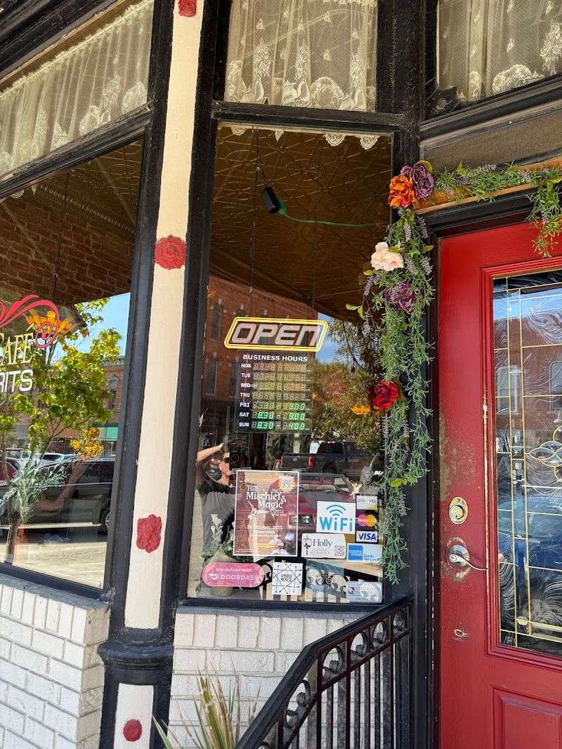 Bittersweet Café, Holly