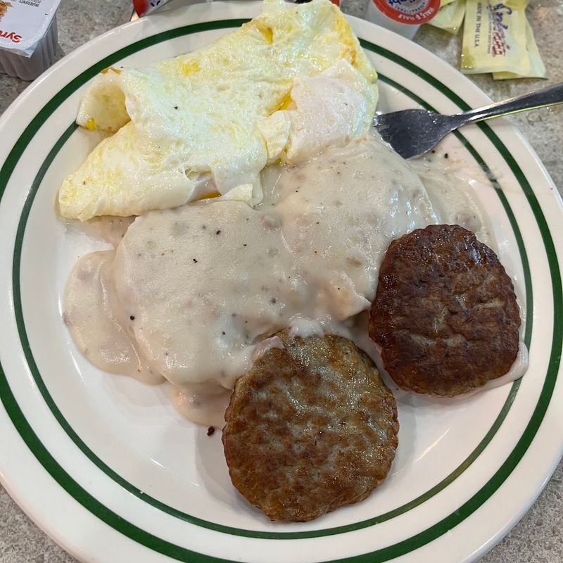 Country Gravy And Biscuits Done The Right Way Country Gravy And Biscuits Done The Right Way