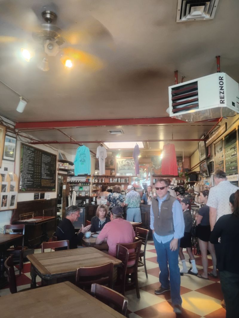 Fast Service Despite The Crowds