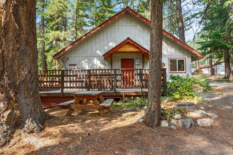 Cozy Cabins And Bungalows Tucked Among The Pines Cozy Cabins And Bungalows Tucked Among The Pines