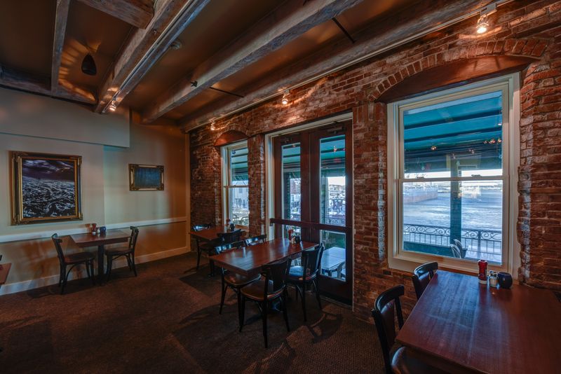 Waterfront Views That Enhance Every Bite