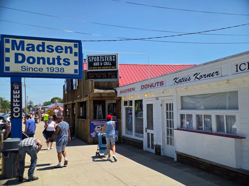 Madsen Donuts – Geneva-on-the-Lake