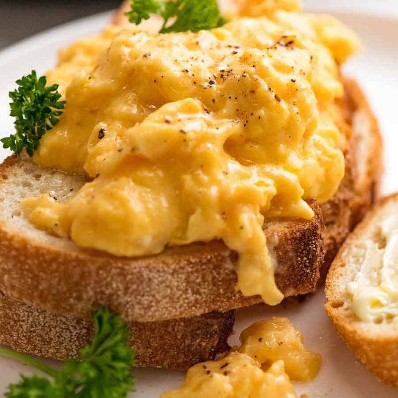 Fluffy Scrambled Eggs with Cheese