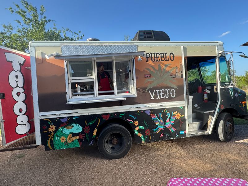 Pueblo Viejo, Traila At Cosmic