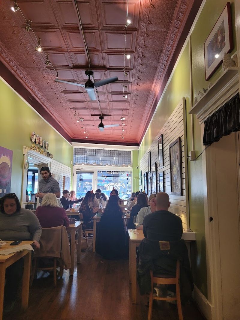 The Atmosphere That Makes You Want to Linger