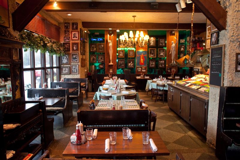 R.J. Grunts – Chicago (2056 N Lincoln Park W)