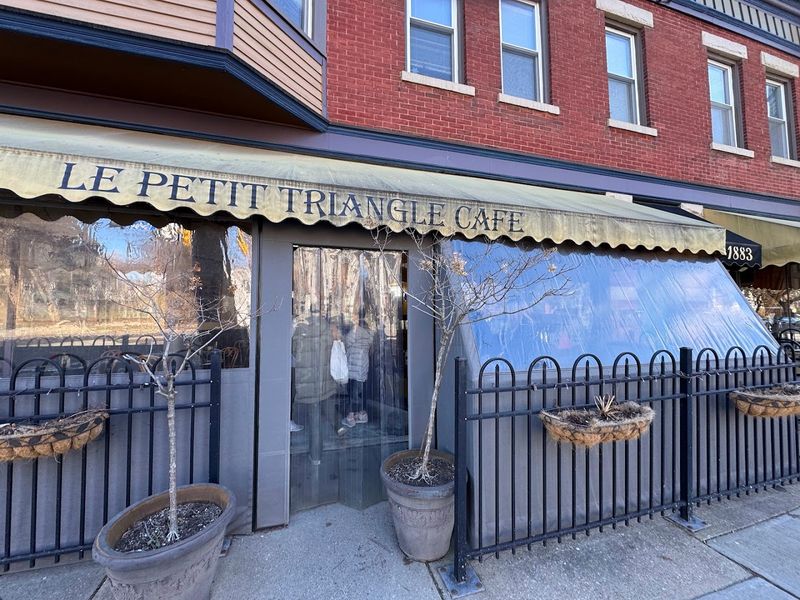 Le Petit Triangle Cafe, Cleveland
