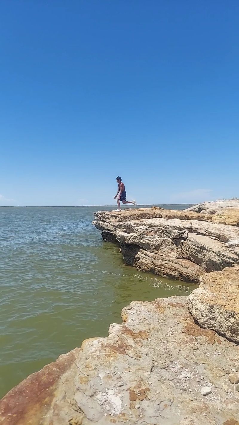 Dakota Sandstone Makes The Shoreline Feel Like A Gallery