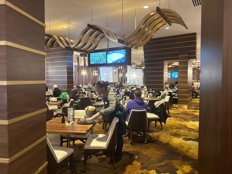 Service rhythm, seating comfort, and timing