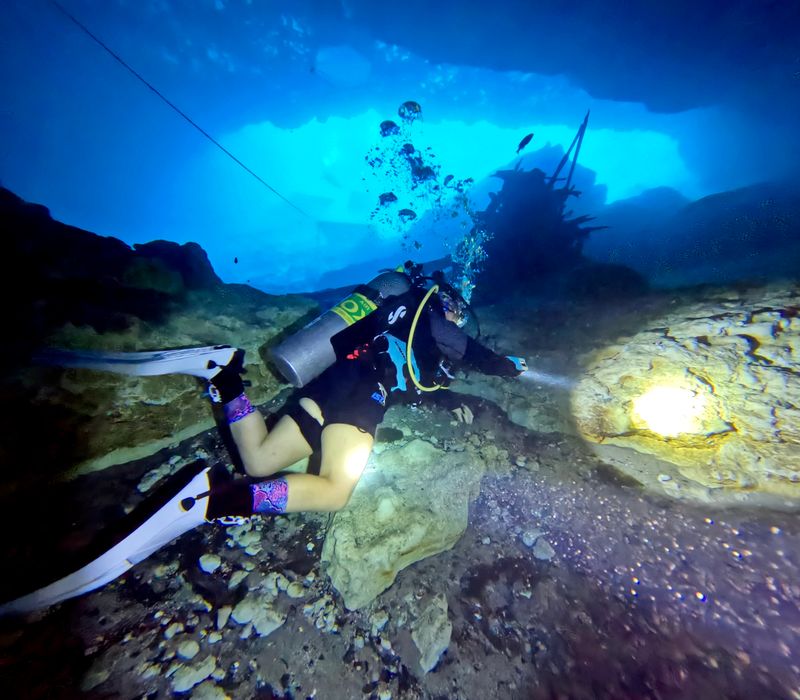 Blue Grotto Dive Resort: Florida's Underwater Bell-Shaped Wonder
