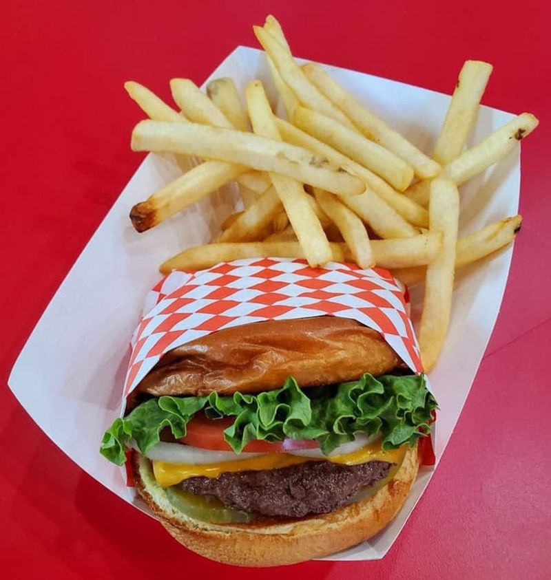 Lucy's Burgers – Flagstaff