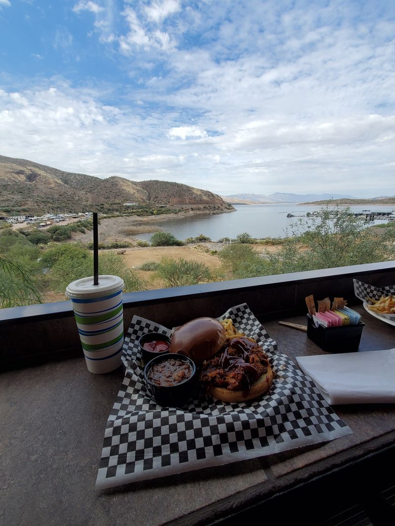 Ffinch’s Waterfront Kitchen & Bar, Roosevelt